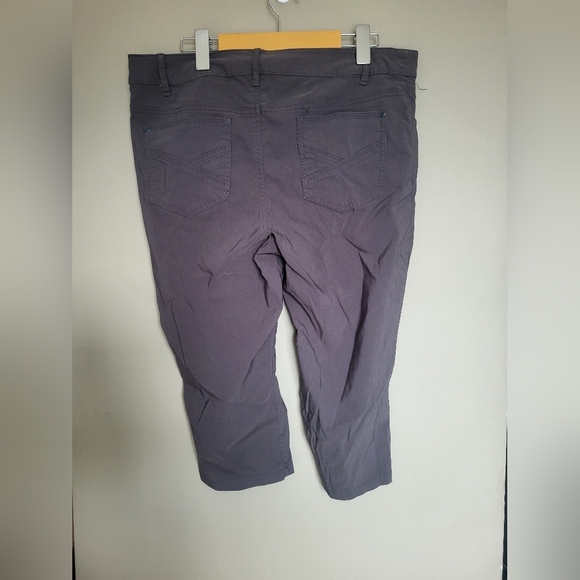 Reitmans Women's Dark Gray Capris , Size 14 Petite (34) - Picture 2 of 6